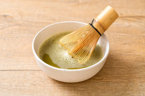 Xícara de chá verde matcha quente com pó de chá verde e batedor — Fotografia de Stock