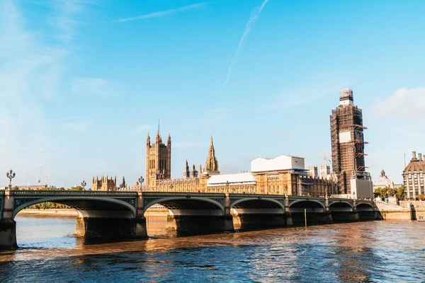 Londra 'daki Büyük Ben ve Westminster Köprüsü. — Stok fotoğraf