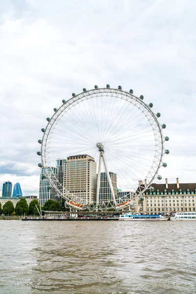 Londen / Verenigd Koninkrijk - 2 september 2019: London Eye met Theems rivier in L — Stockfoto