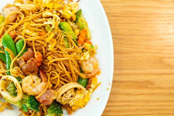 stir-fried noodles with seafood and vegetable