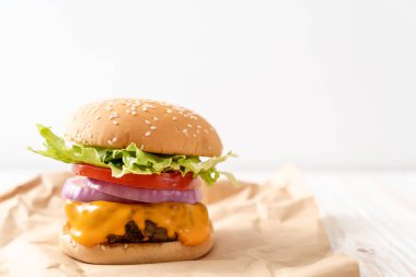 taze lezzetli biftek burger peynir ve patates kızartması