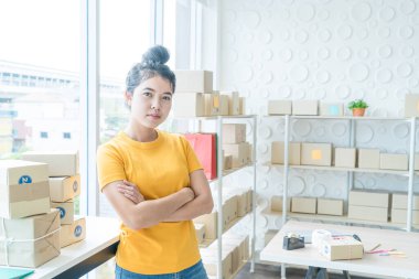 Asya kadın iş sahibi çalışan evde ambalaj kutusu ile w