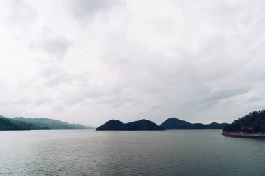 Kanchanaburi de bulutlu gökyüzü ile Srinagarind Barajı , Tayland