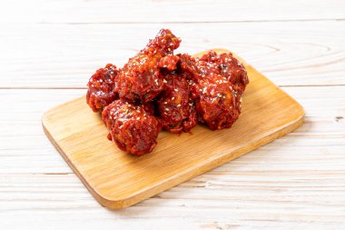 Baharatlı soslu kızarmış tavuk 