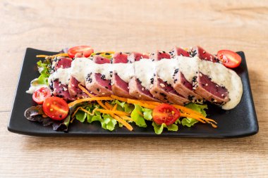 Taze orkinos çiğ sebze salatası ve sos ile