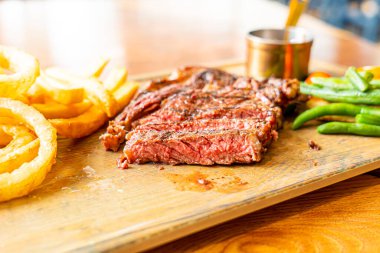 sebze ve patates kızartması ile Orta nadir Sığır biftek