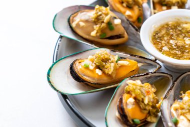 Midye baharatlı deniz ürünleri sos ile