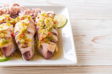 Baharatlı Chili ve limon sosu ile buharda squids