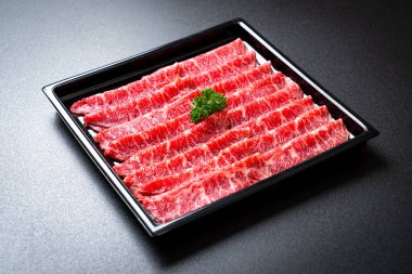 Mermer dokusuyla kesilmiş taze et.