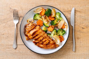 çukurunu tavuk göğsü biftek sebze ile