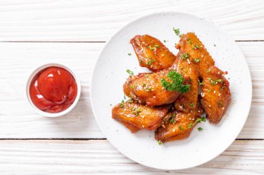 Barbekü tavuk kanatları beyaz susam ile