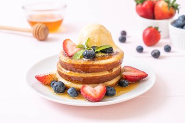 yaban mersini, çilek, bal ve vanilya buz-cr ile gözleme