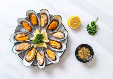 Limonlu ve maydanozlu midye