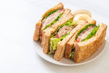 Ev yapımı ton balıklı sandviç 