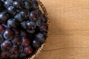 beyaz arka planda taze siyah üzüm