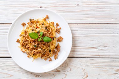 Kıyılmış domuz eti ve fesleğen ile tavada kızartılmış spagetti