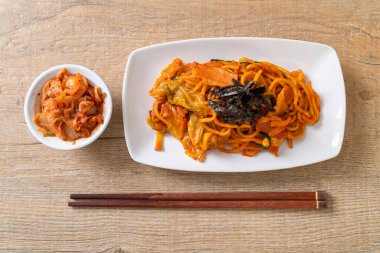 Kore baharatlı soslu ve sebzeli kızarmış erişte.