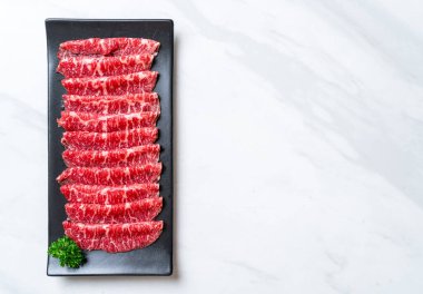 Mermer dokusuyla kesilmiş taze et.