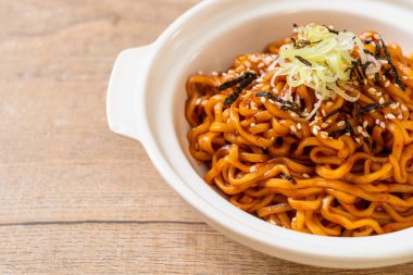 Kore sıcak ve baharatlı anlık noodle kimchi ile