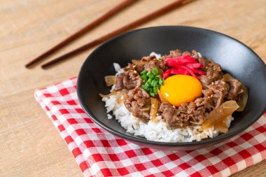 Biftek dilimlenmiş pirinç (Gyuu-Don) 