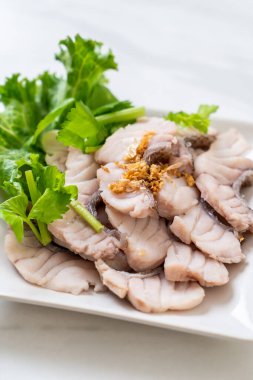 Haşlanmış balık dip sos ile