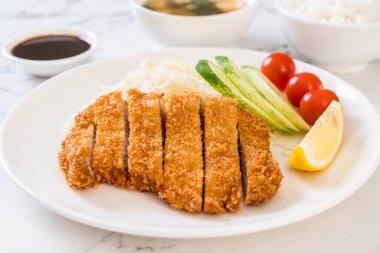 Japon derin kızarmış domuz pirzola (tonkatsu kümesi)