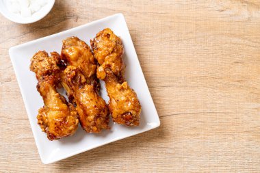 Soslu kızarmış tavuk.