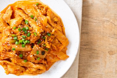 kimchi ile tavada kızartılmış domuz eti 