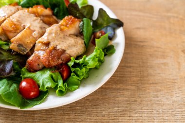 ızgara tavuk salata sebze ile