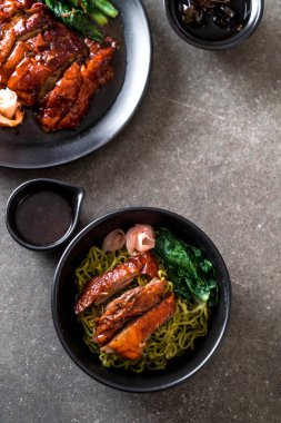 sebze erişte ile kızarmış ördek