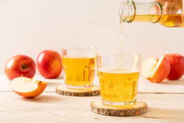 Kırmızı elma meyvesi ile elma suyu