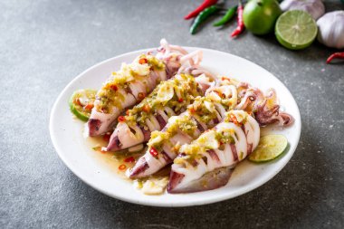 Baharatlı Chili ve limon sosu ile buharda squids