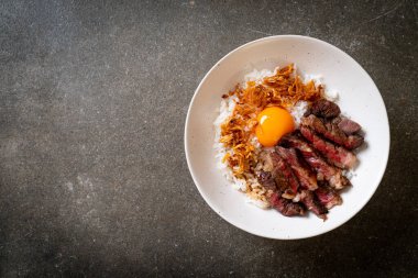 yumurta ile tepesinde pirinç kase dilimlenmiş sığır eti