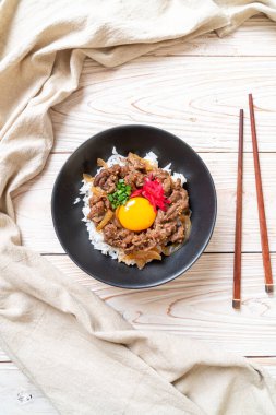 Biftek dilimlenmiş pirinç (Gyuu-Don) 