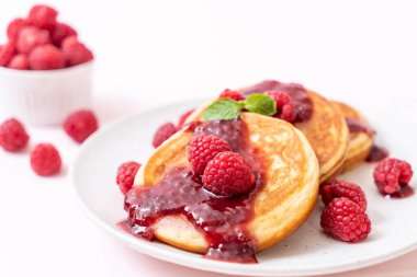 Taze ahududu ve frambuaz sos ile gözleme