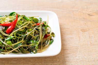 Istiridye sosu ile Kızarmış ayçiçeği Sprout