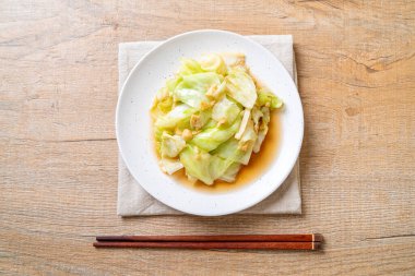 Balık soslu tavada kızartılmış lahana