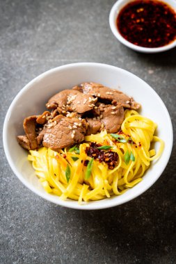 domuz eti ile Asya tavada kızartılmış erişte