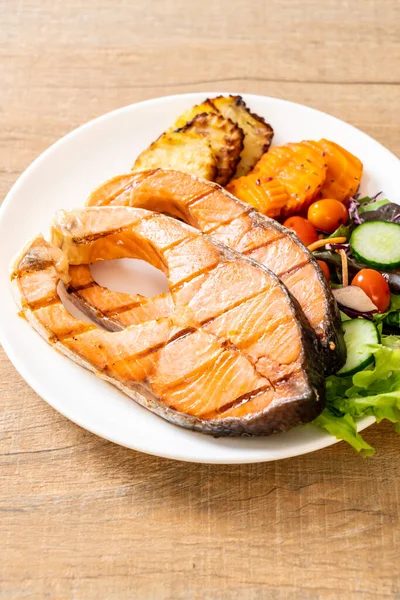 Grilled salmon steak fillet with vegetable — Stock Photo, Image