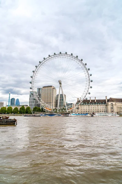 伦敦/乌- 2019年9月2日：伦敦眼与泰晤士河在L — 图库照片