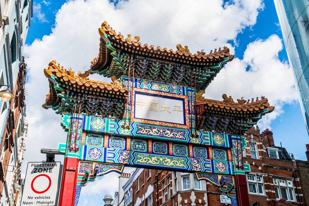 London Chinatown entrance gate in traditional chinese design, En