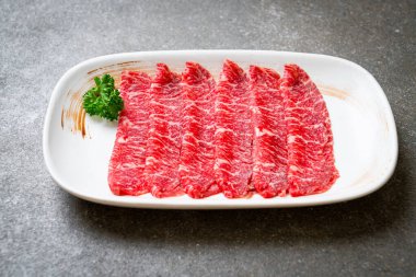 Mermer dokusuyla kesilmiş taze et.