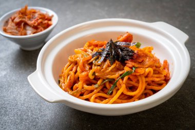 Kore baharatlı soslu ve sebzeli kızarmış erişte.