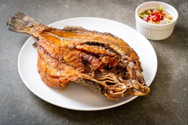 Kızarmış Balık-balık sosu ile