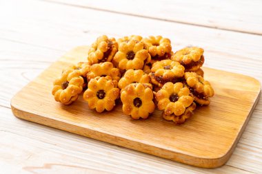 ananas reçeli ile çiçek bisküvi