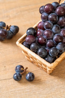 beyaz arka planda taze siyah üzüm