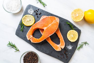 taze çiğ somon fileto biftek