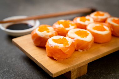 mayonez ve karides yumurta ile taze somon suşi rulo