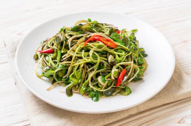 Istiridye sosu ile Kızarmış ayçiçeği Sprout