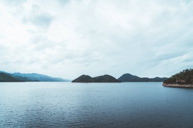 Kanchanaburi de bulutlu gökyüzü ile Srinagarind Barajı , Tayland